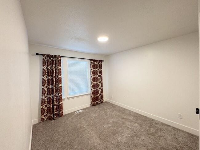Building Photo - 128 E 840 N