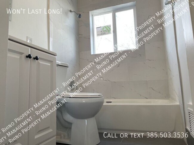 Building Photo - 3 Bedroom/1 Bathroom Triplex in SLC