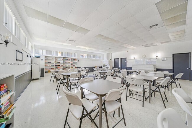 Building Photo - 800 SW 10th Terrace