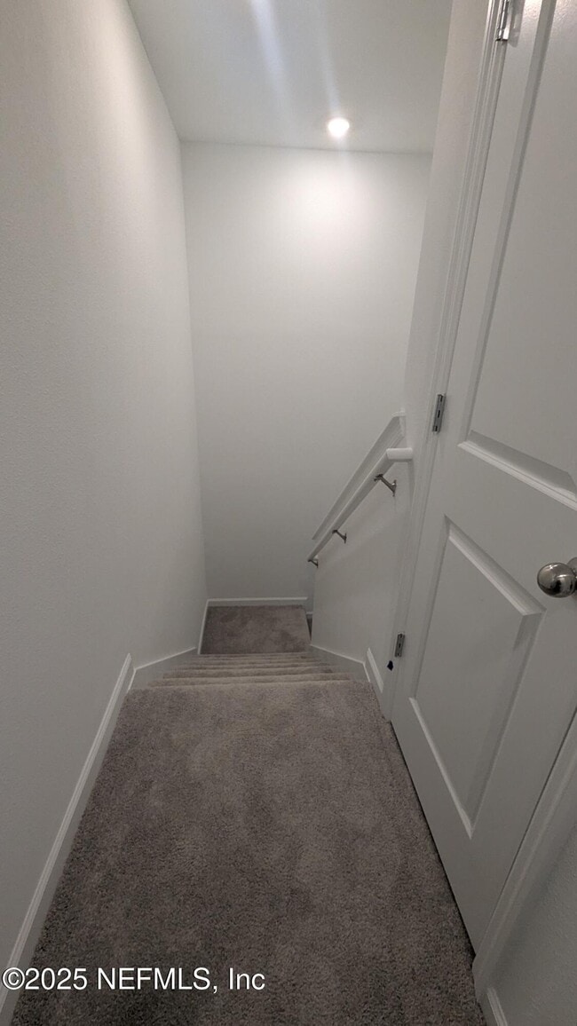 Building Photo - 550 Holly Lks Dr