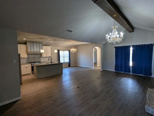 Building Photo - 3/2/2 Stunning Foxridge Home