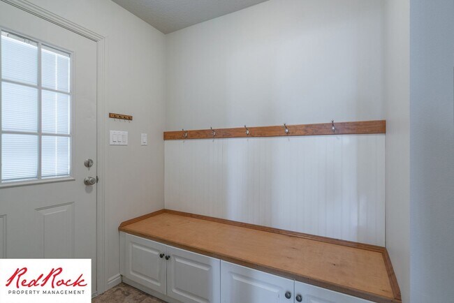 Building Photo - Spacious 3 Bedroom Single-Level Home in Bl...