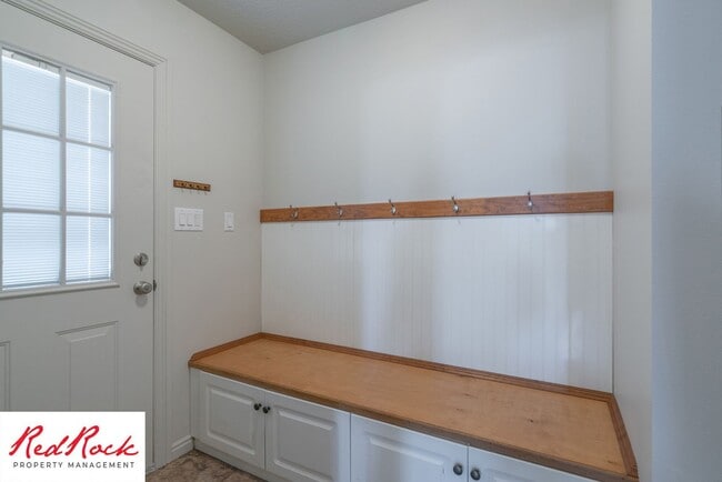 Building Photo - Spacious 3 Bedroom Single-Level Home in Bloomington Hills