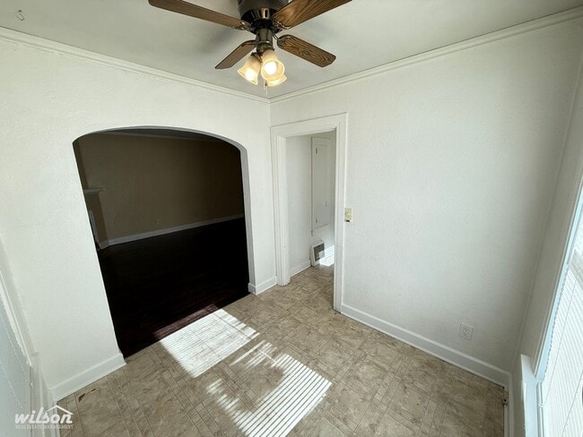 Building Photo - 211 S 16th Ave