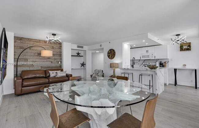 Building Photo - 2555 Collins Ave