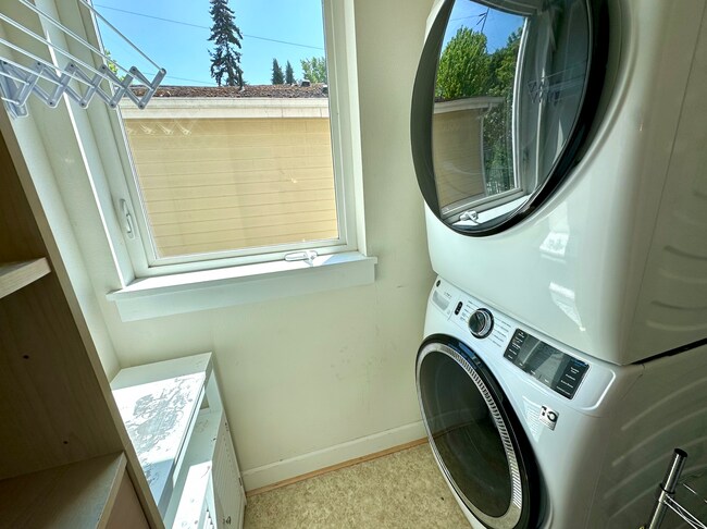 Building Photo - Spacious 3bed/3.5bath Townhome in West Sea...