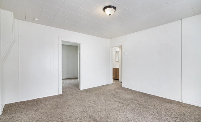 Building Photo - Selling - River Street