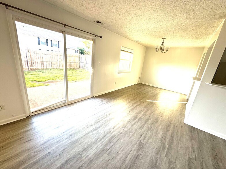 Building Photo - 725 Alder Cir