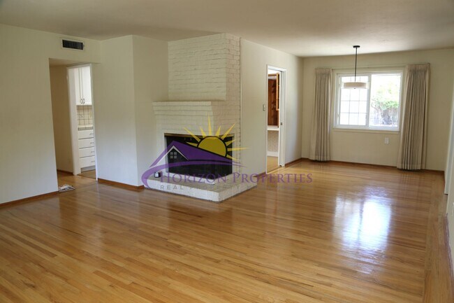 Building Photo - Unique 3 Bed 2 Bath + 2 bonus rooms 1,639 ...