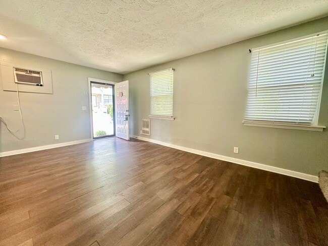 Building Photo - Cozy 2 bedroom Duplex!