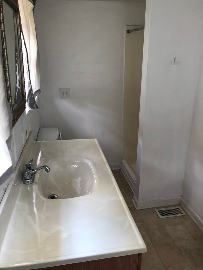 Building Photo - 215 Radnor St