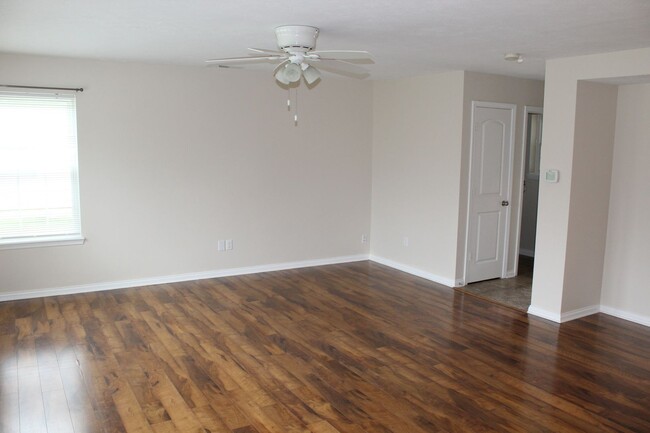 Building Photo - Maintenance Free Living in this 3 BR Condo...