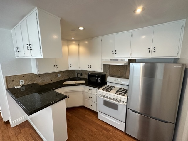 I'm just in love with this efficiency kitchen! - 5545 1/2 Allott Ave