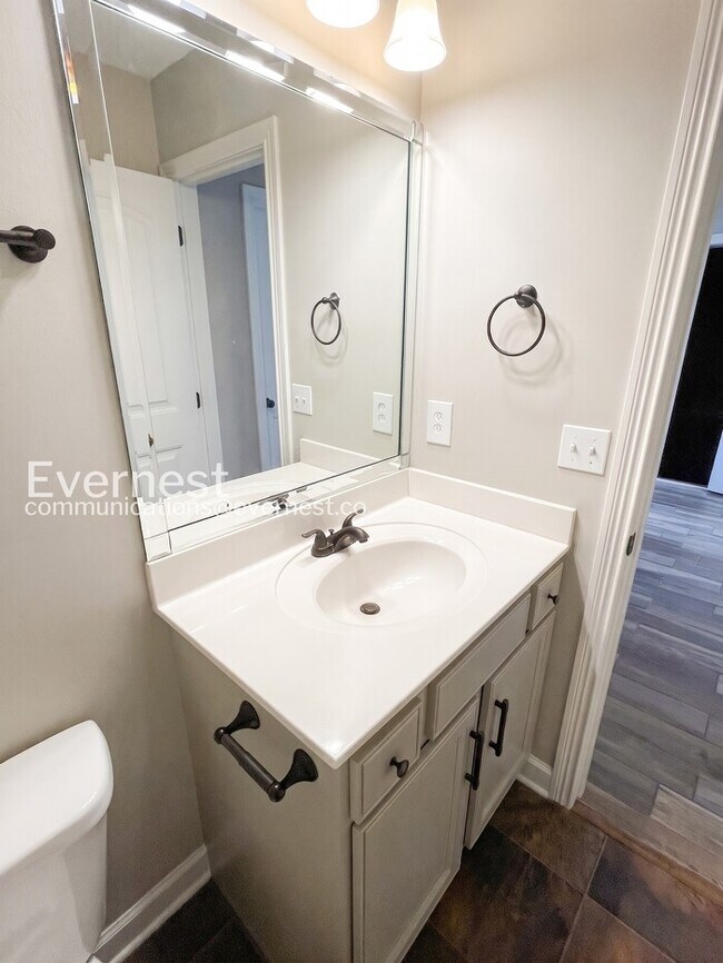 Building Photo - Limited Time Special Offer / 3 Bed, 2 Bath Home with Garage / Pet-Friendly / Vouchers Accepted / ...