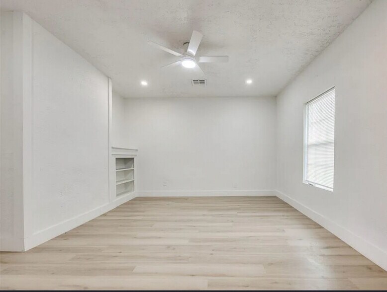 Building Photo - 2115 N Kate Ave