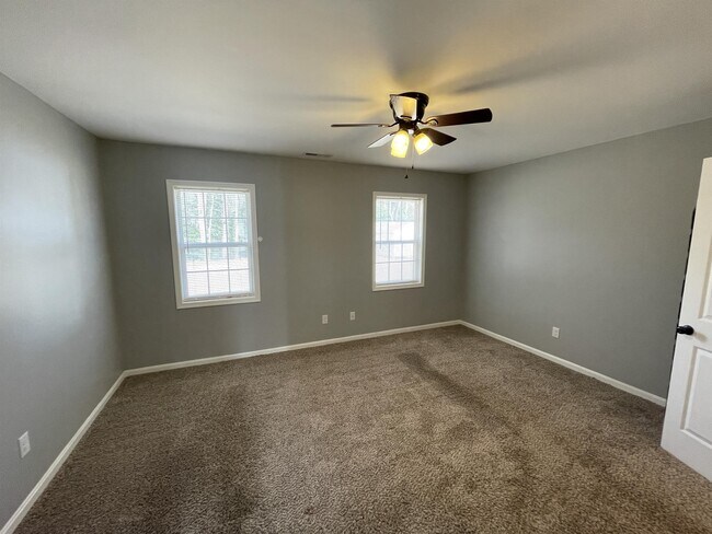 Building Photo - 1331 Middleneck Dr