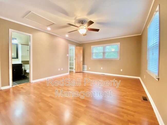 Building Photo - 211 Crestwood Ct