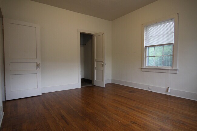 Building Photo - 2 Bedroom Home For Rent 1 Block From APSU!