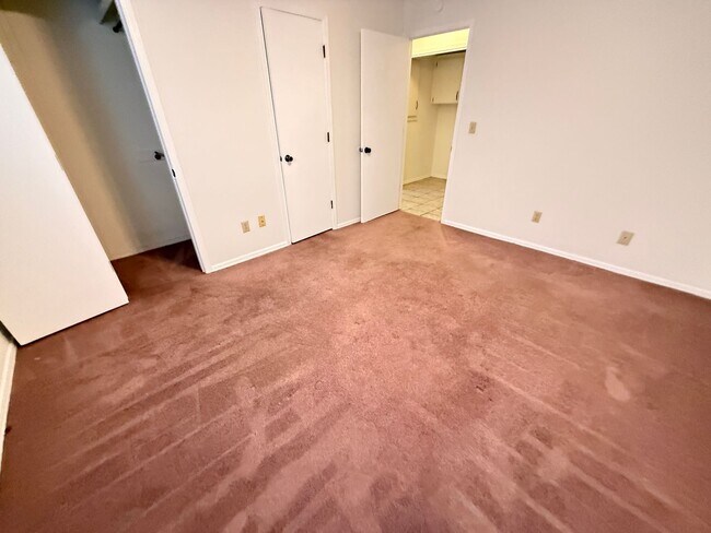 Building Photo - 3 Bedroom Duplex: One bed Downstairs, 2 large bedrooms upstairs