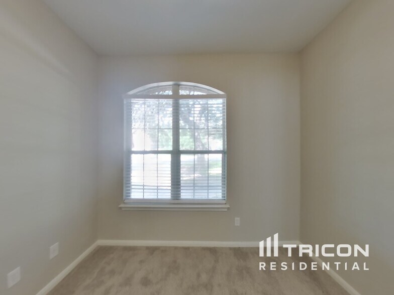 Building Photo - 405 Red Hawk Dr