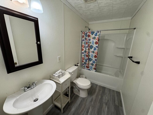 Building Photo - Check Out this 3-Bedroom Home in a Nice Lot!