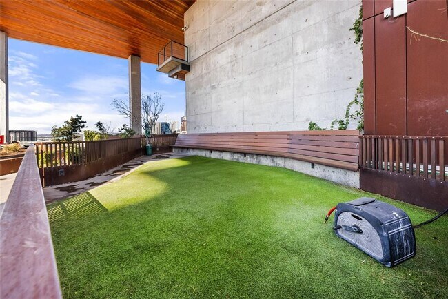 Building Photo - 70 Rainey St