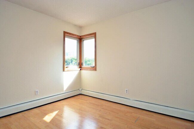 Building Photo - Charming 1-Bedroom Condo Available in Minn...