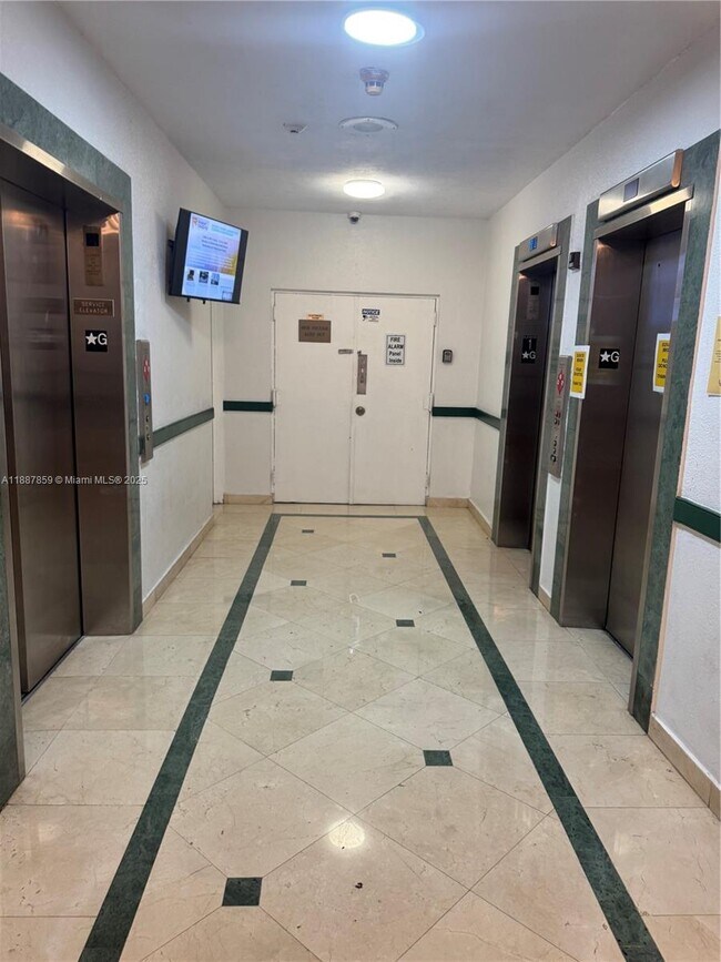 Building Photo - 1301 NE Miami Gardens Dr