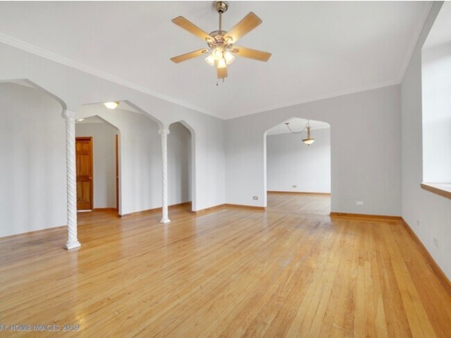 Building Photo - 10913 S Longwood Dr