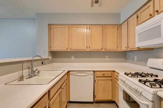Building Photo - 2117 Willowbury Dr