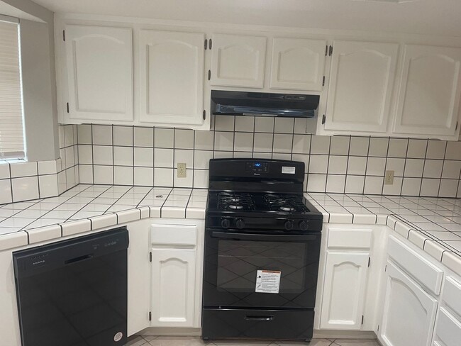 Building Photo - Spacious Home in Porterville