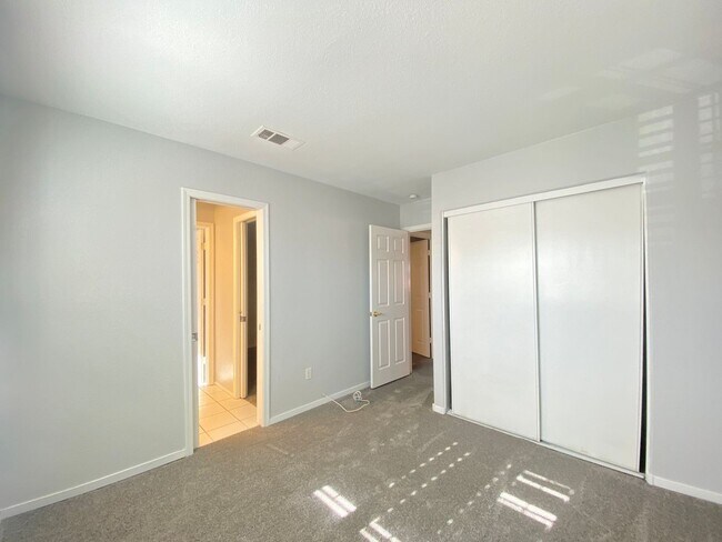 Building Photo - FANTASTIC SINGLE-FAMILY HOUSE WITH 4 BEDROOMS