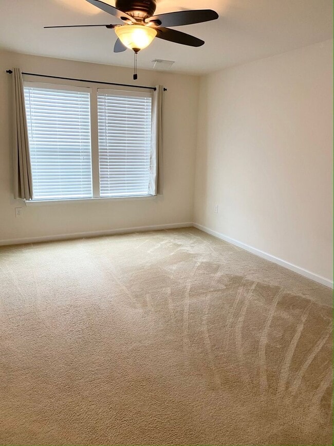 Building Photo - Gorgeous 4-Bed Townhome located in North W...