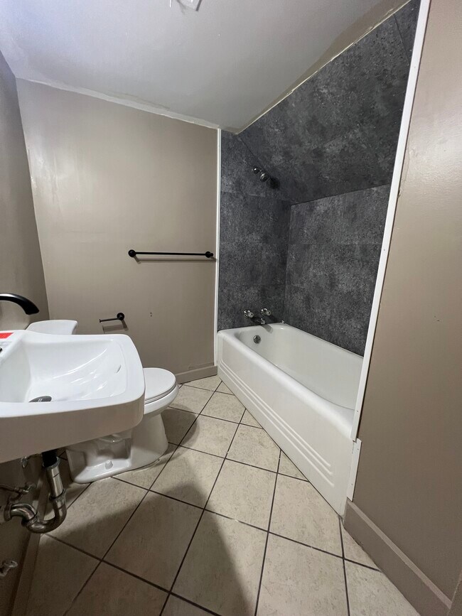 Building Photo - 20 E 15th Ave