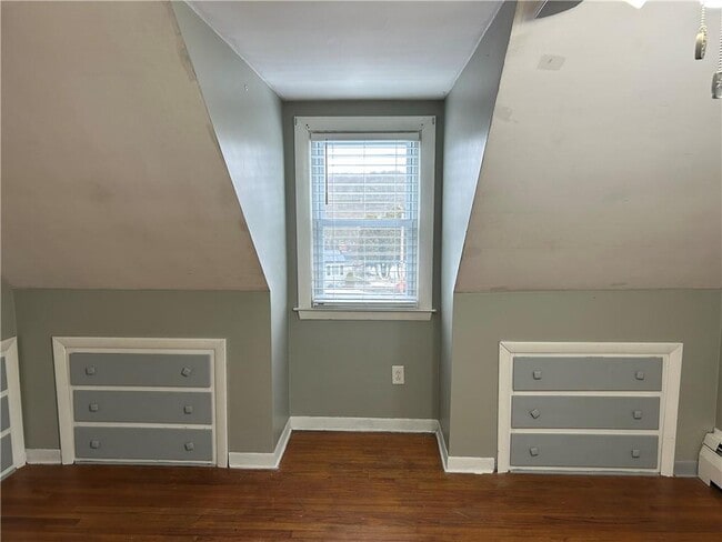 Building Photo - 103 Oak St