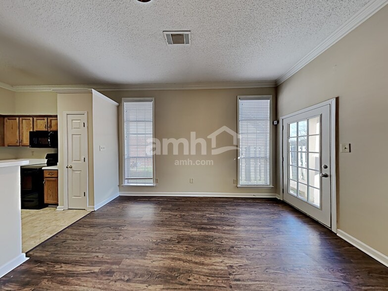 Building Photo - 10067 Woodland Grove Dr