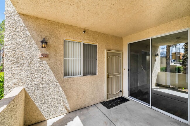 Building Photo - Modern Ground-Level Condo With A One Car Garage in Prime Southwest Location with Resort-Style Ame...