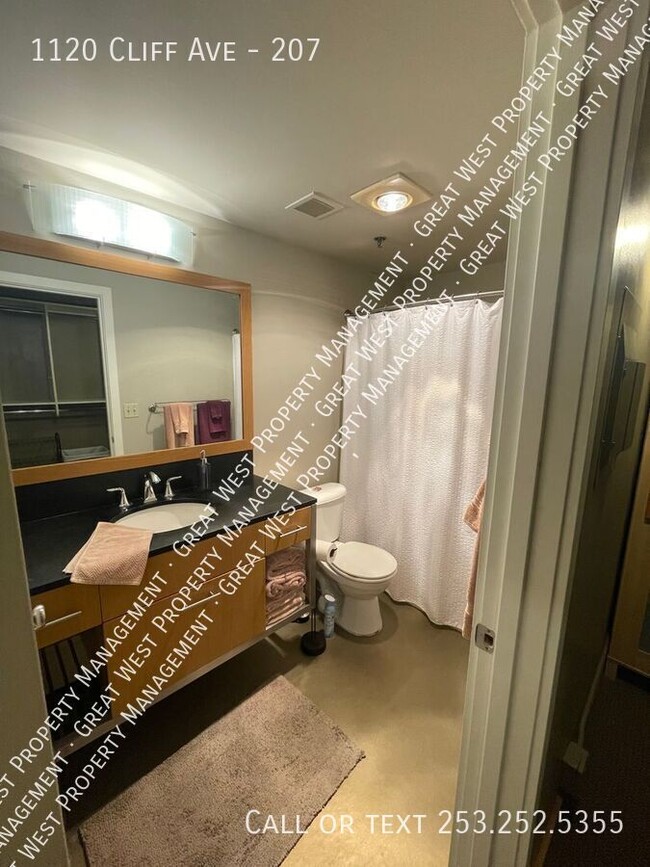 Building Photo - 1120 E Cliff Ave