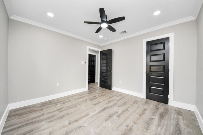 Building Photo - 10114 Fairfax St