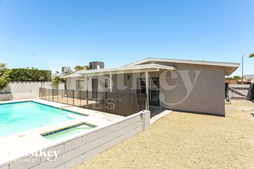 Building Photo - 3837 S Syracuse Dr
