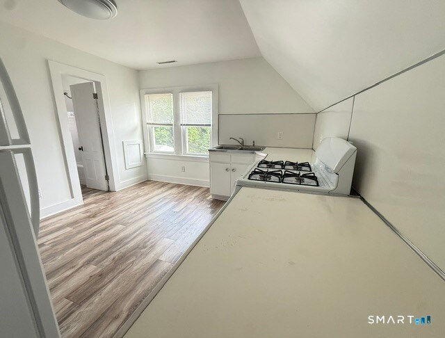 Building Photo - 84 Alcove St