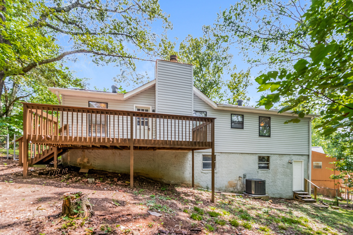 Building Photo - 1800 Lyle Dr