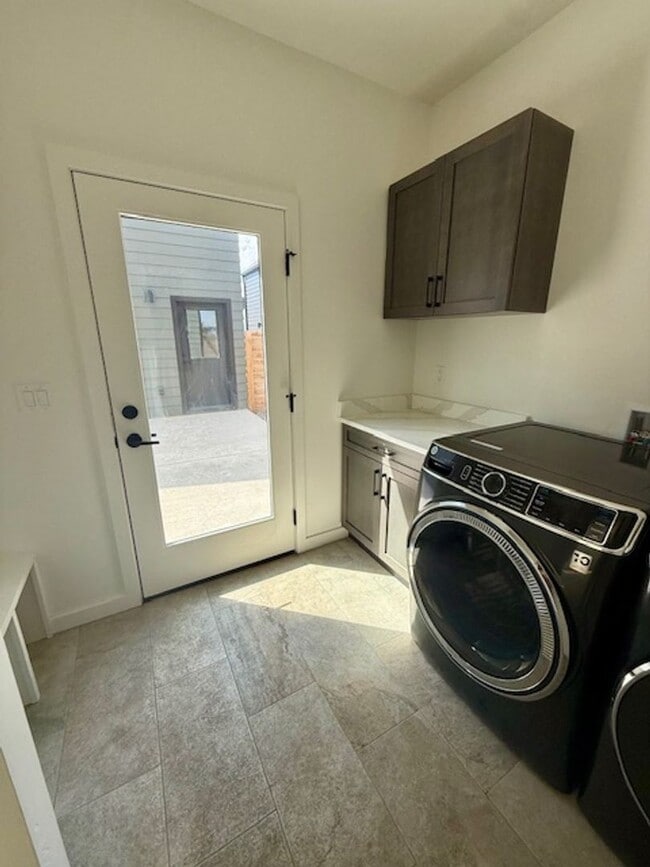 Building Photo - Single Family HOME with 3 Bedrooms 2 1/2 Bathrooms - Where Mountains meet you at upscale living!