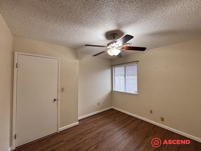 Building Photo - Cute 2 Bedroom Off Stockdale Hwy and California Ave!