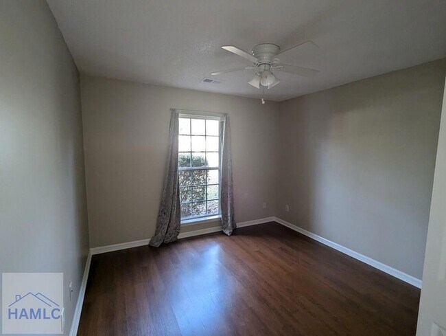 Building Photo - 550 Laurenburg Dr