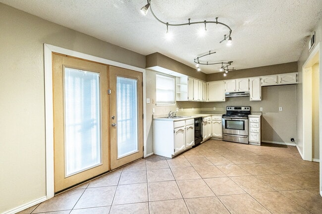 Building Photo - Spacious 2 Bedroom Townhome with Carport!