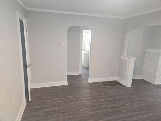 Building Photo - 3 Bedroom 1 Bathroom Single Family Cape Co...