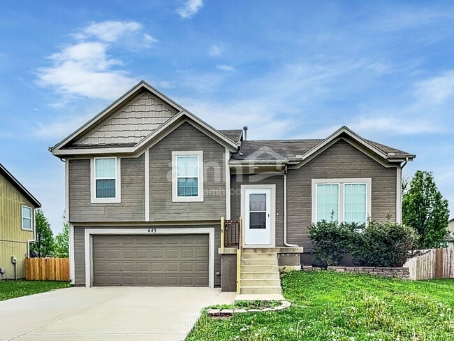 Building Photo - 643 E Apache St