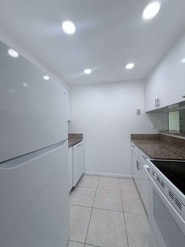 Building Photo - Two bedroom & Two bathroom Condo with balcony and laundry facilities