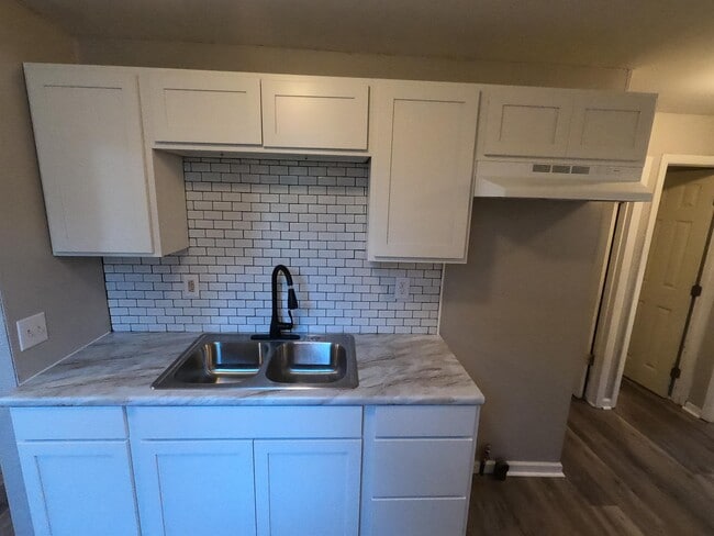 Building Photo - 307 E Telegraph St